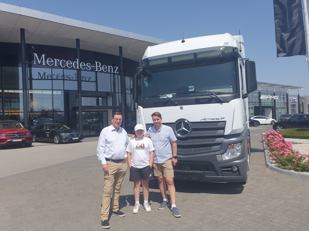 Salon Mercedes – nowe pojazdy AGDAR