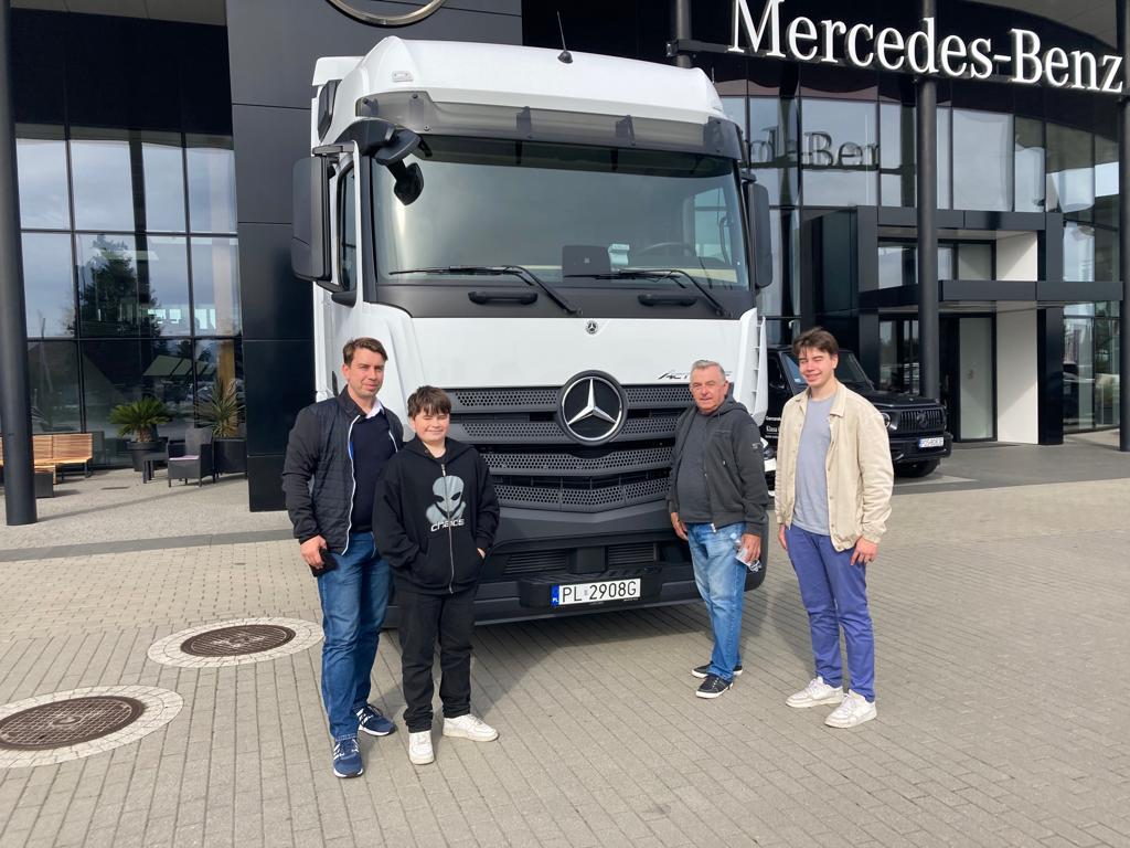 Dwa ciągniki Mercedes Actros floty AGDAR