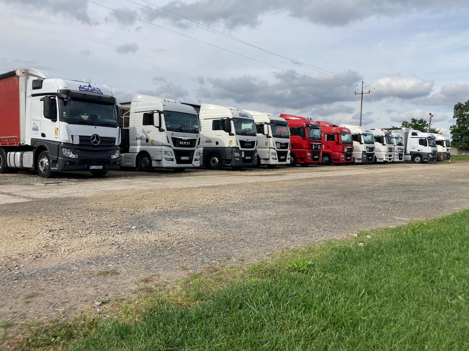 Rozładunek naczepy AGDAR – transport ładunków masowych
